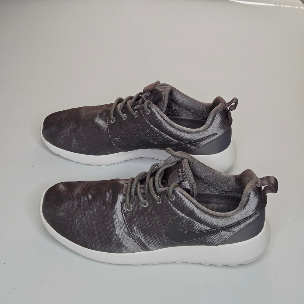 Nike Women Roshe One Premium Gunsmoke Grey Platinum Sneakers 833928-006 Sz 6.5 - Picture 3 of 9